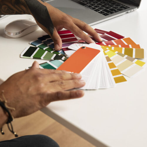 homem-de-alto-angulo-com-paleta-de-cores